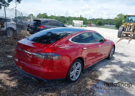 2013 Tesla Model S z USA, uszkodzony, nr VIN 5YJSA1CN7DFP26562